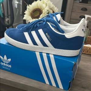 GREAT CONDITION-Youth size Adidas Blue and White Gazelle Sneakers Suede Low-Top